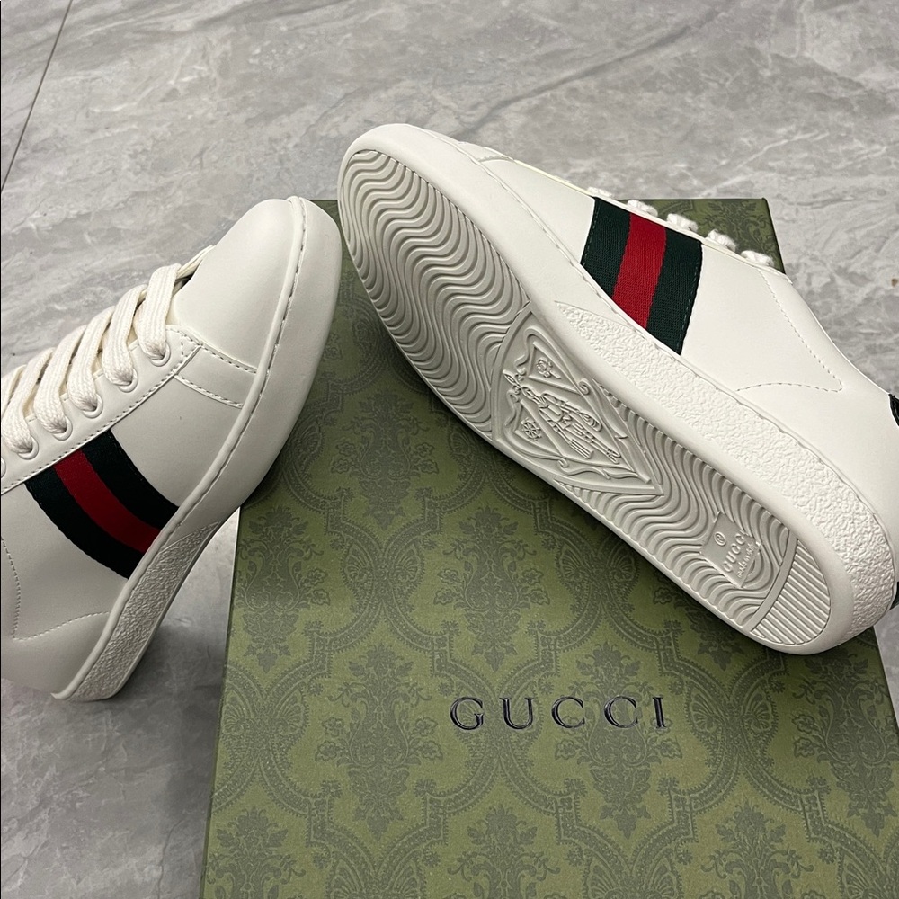 Gucci White Low-Top Women’s Sneakers with Green and Red Stripe - Picture 5 of 5